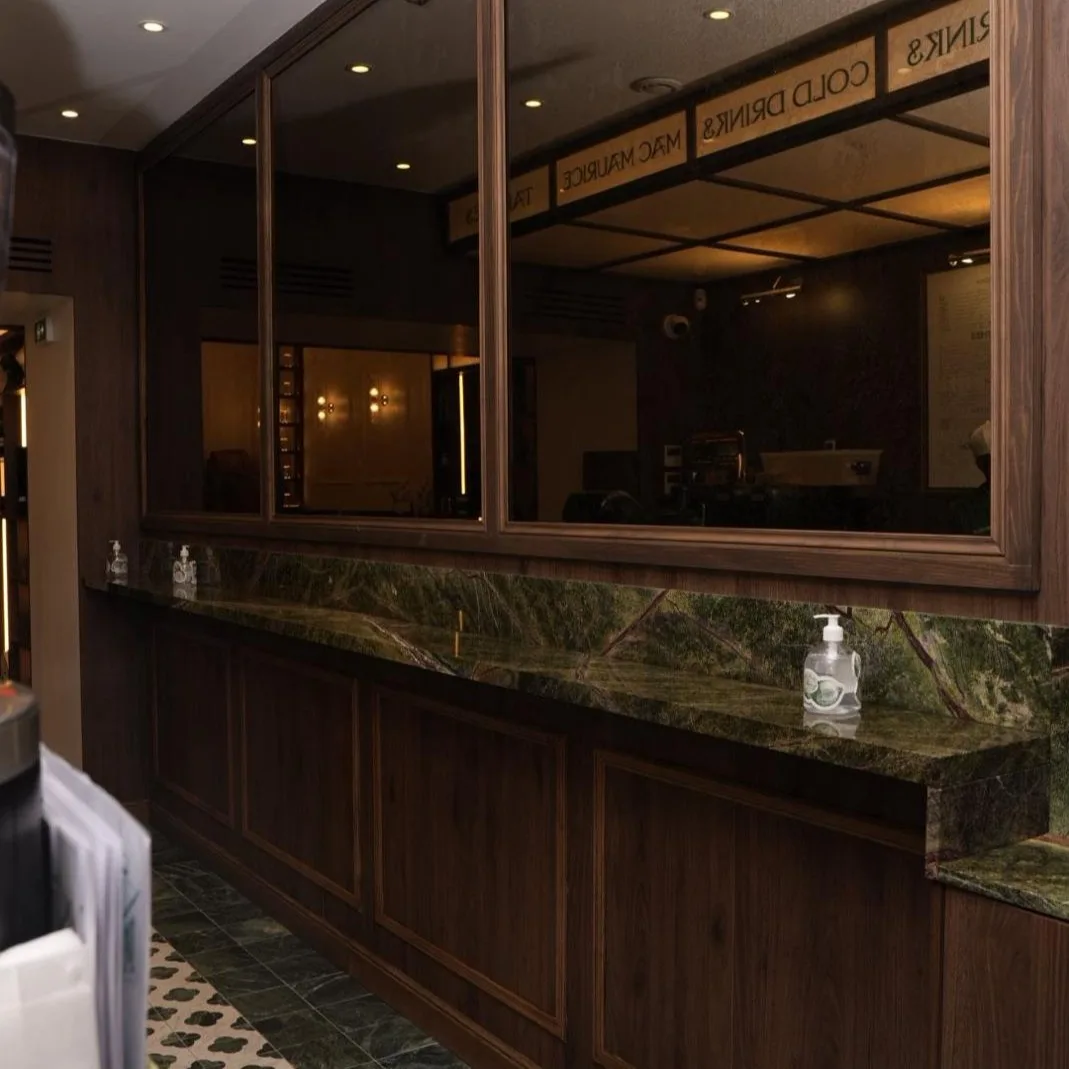Maurice Café — comptoir en marbre Green Forest — Green Forest