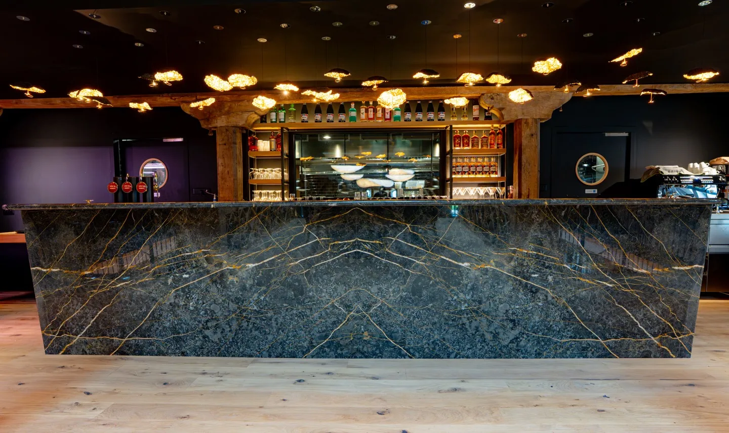 Pallice Palace — bar en marbre Saint Laurent — Saint Laurent