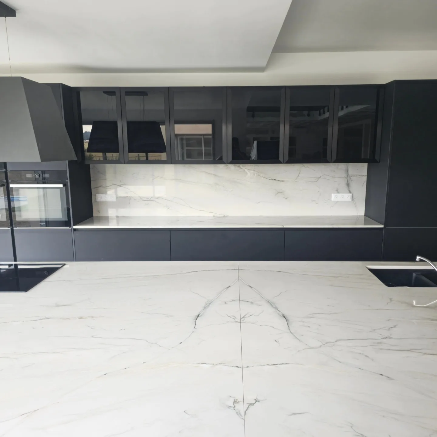 Cuisine en quartzite Mont Blanc — livre ouvert