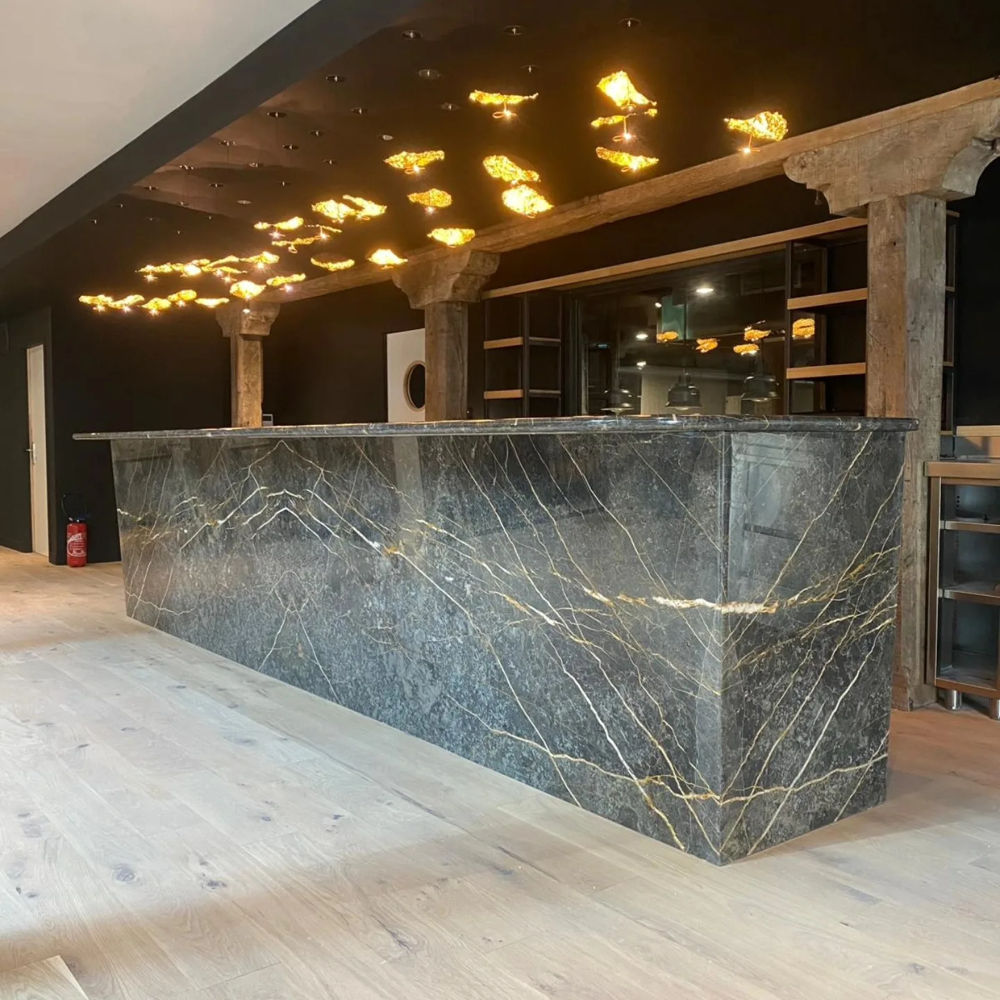 Pallice Palace — bar en marbre Saint Laurent — Saint Laurent