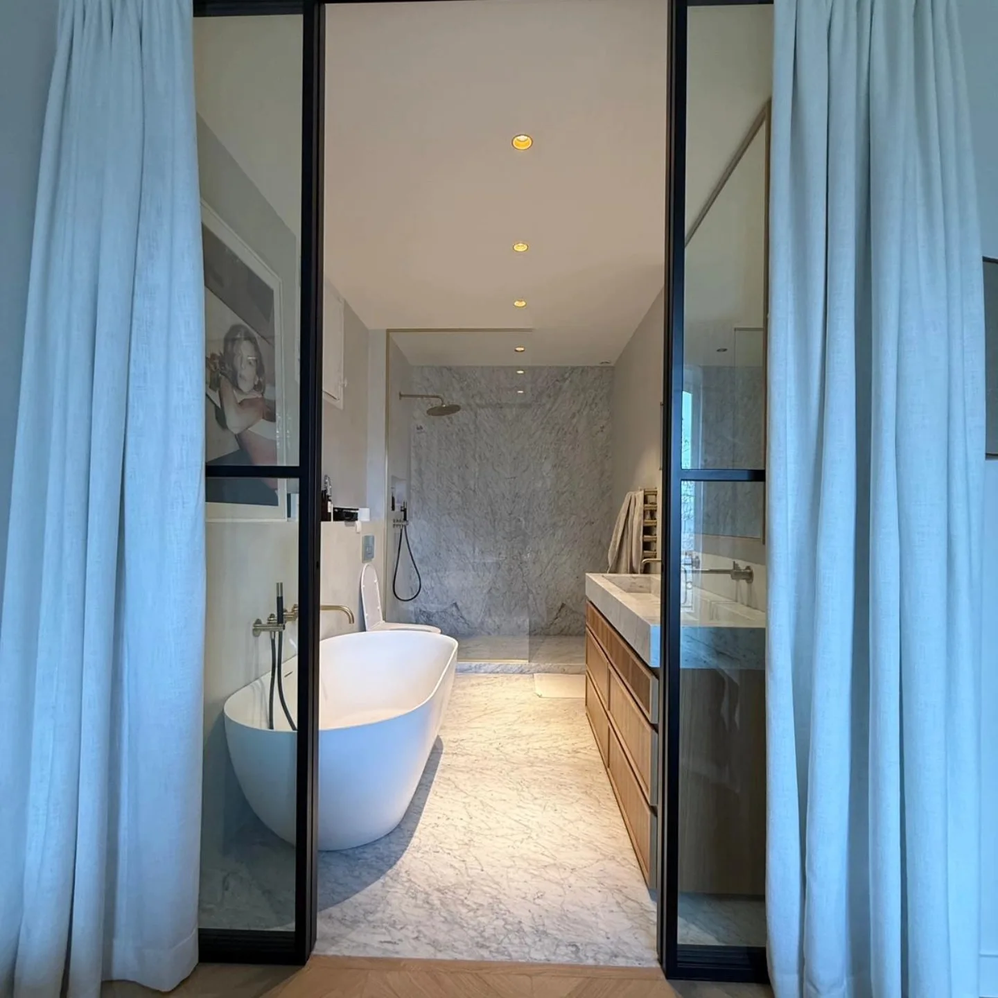 Salle de bains en marbre de Carrare, livre ouvert — Carrare