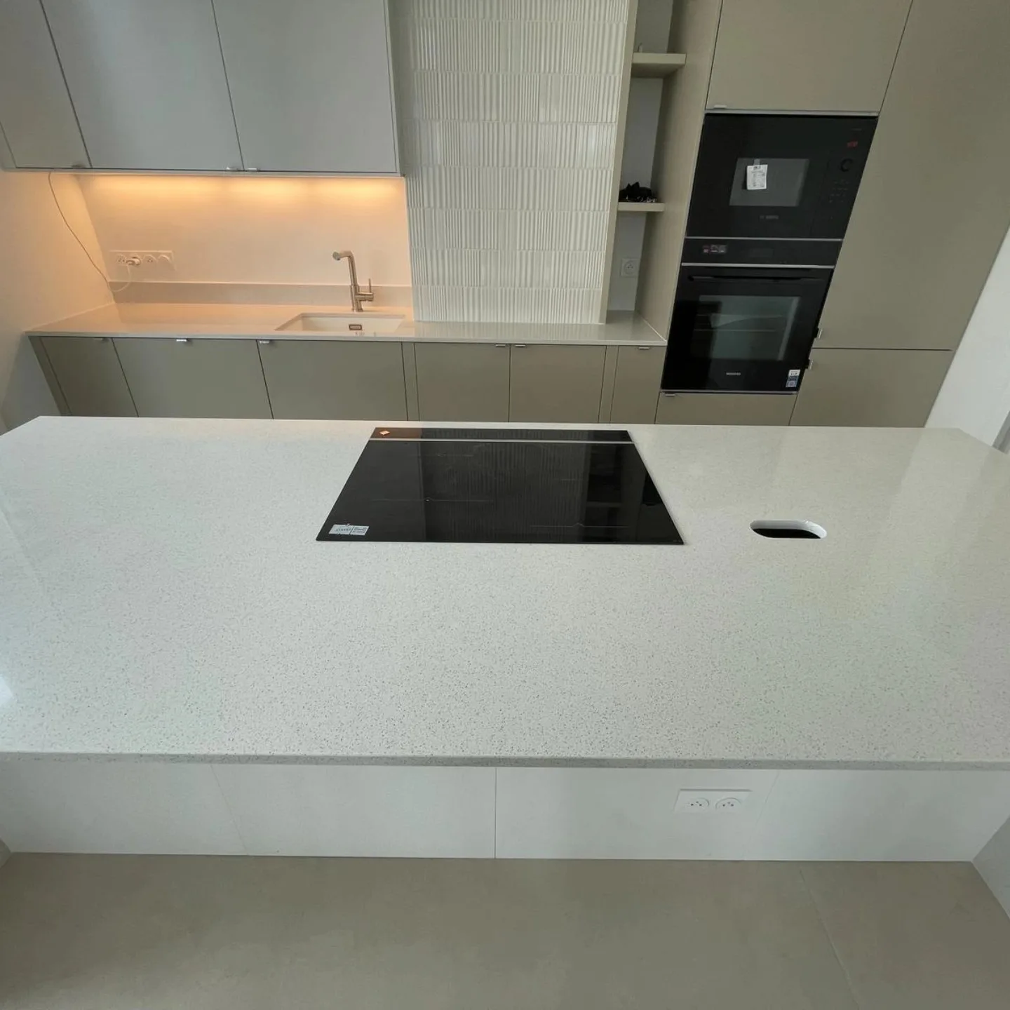 Îlot et jambages en Silestone Blanco Maple