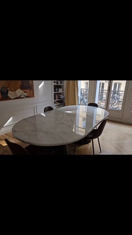Table de repas en marbre de Carrare, après rénovation