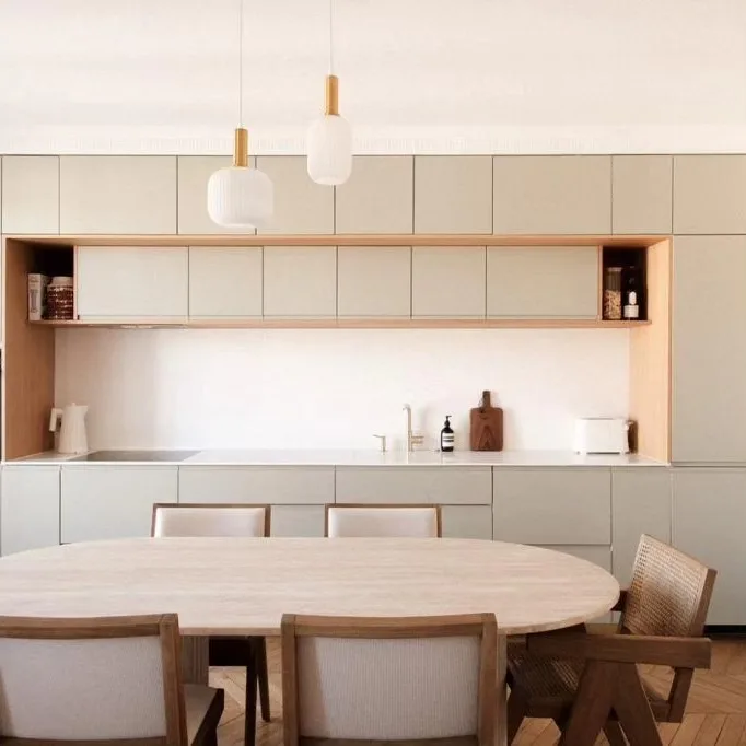 Solid surface et table en travertin