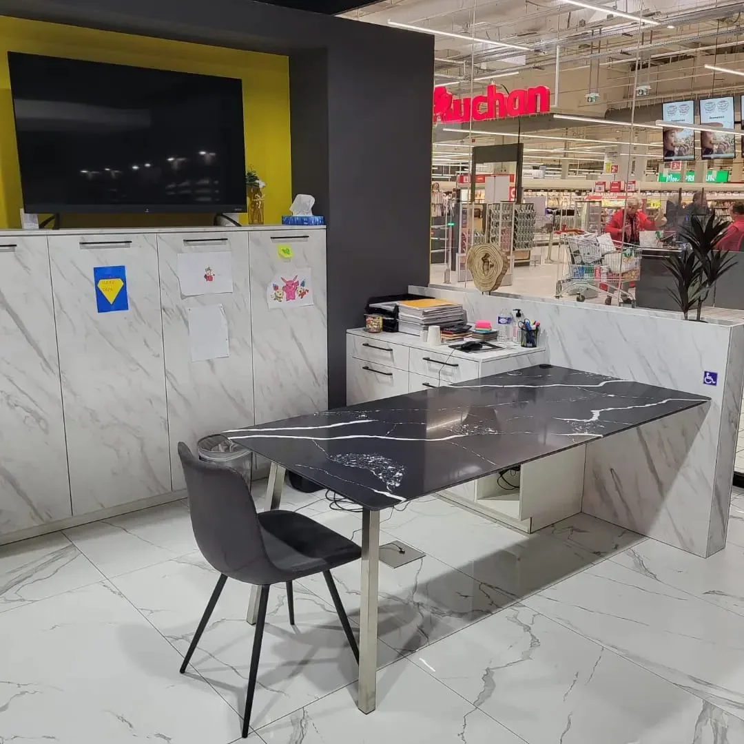 Table d'exposition en quartz Noir Marquina